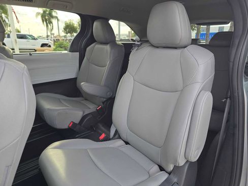 Used 2025 Toyota Sienna XLE image 18