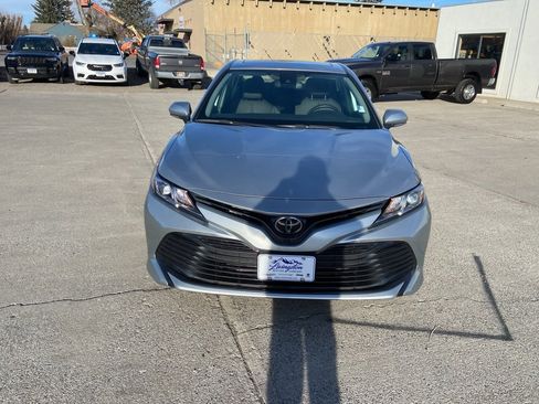 Used 2019 Toyota Camry LE image 3