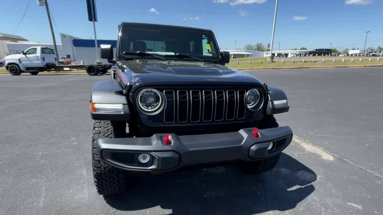 Used 2025 Jeep Wrangler Unlimited Rubicon AWD/4WD image 3