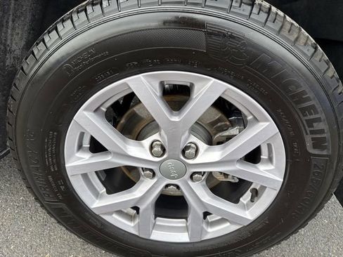 Certified 2022 Jeep Grand Cherokee Limited w/ MOPAR Finishing Package image 9