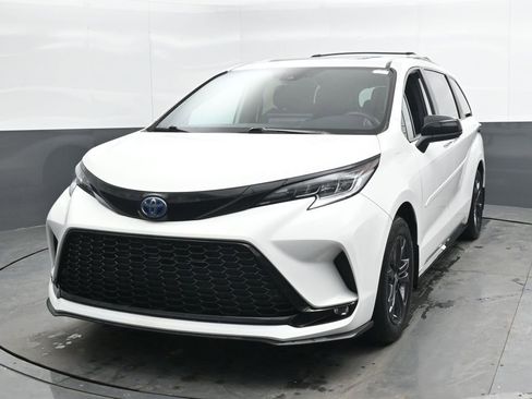 Used 2025 Toyota Sienna XSE AWD/4WD image 8