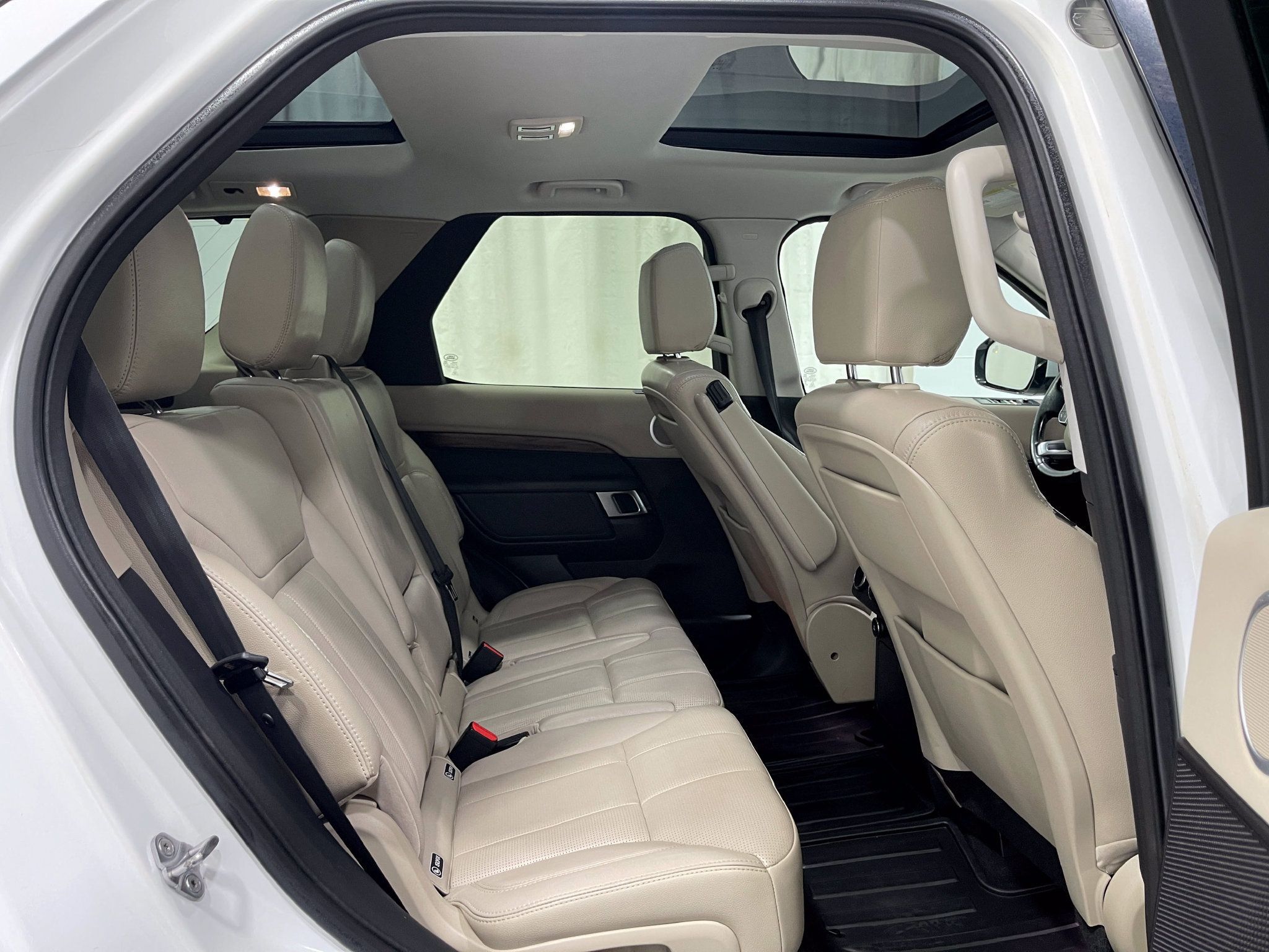 Used 2018 Land Rover Discovery HSE AWD/4WD image 33