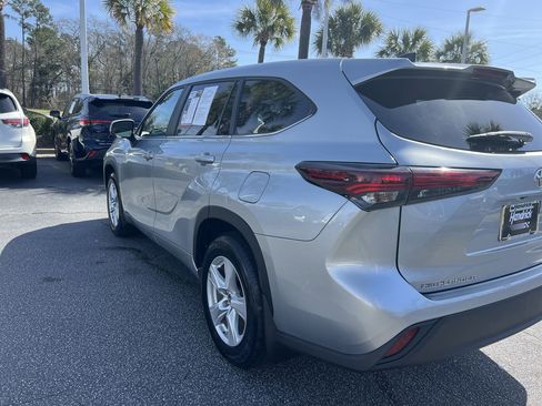 Used 2024 Toyota Highlander LE image 8