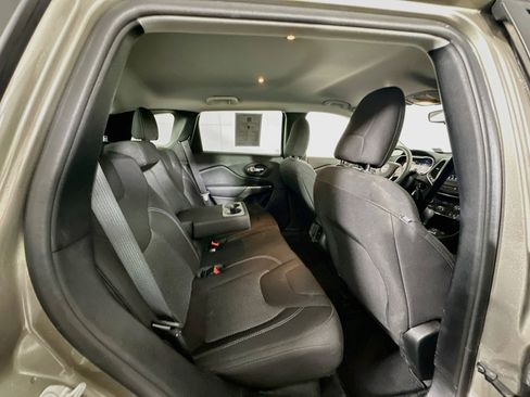 Used 2021 Jeep Cherokee Latitude FWD image 28