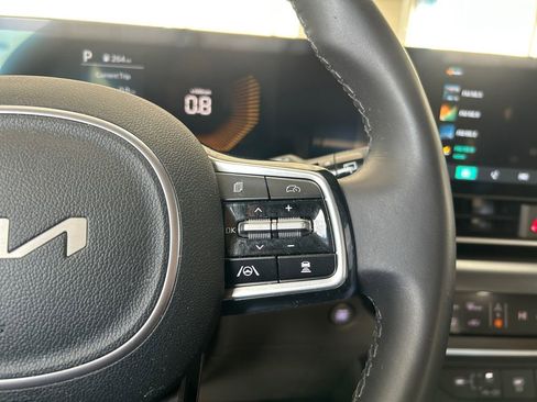 Used 2025 Kia Carnival FWD image 18