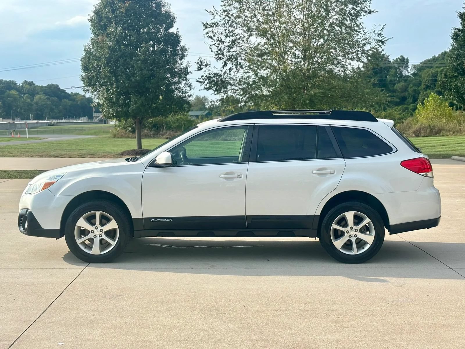 Used 2013 Subaru Outback 2.5i Limited AWD/4WD image 10