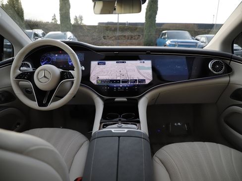 Used 2022 Mercedes-Benz EQS 580 4MATIC Sedan image 14