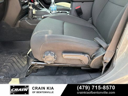 Used 2023 Jeep Gladiator Sport AWD/4WD image 15