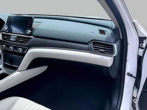 Used 2018 Honda Accord Touring image 17