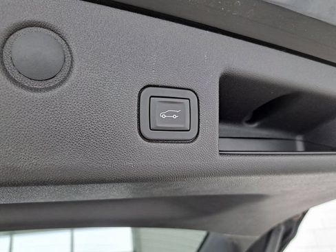 Used 2019 Chevrolet Equinox Premier FWD image 32