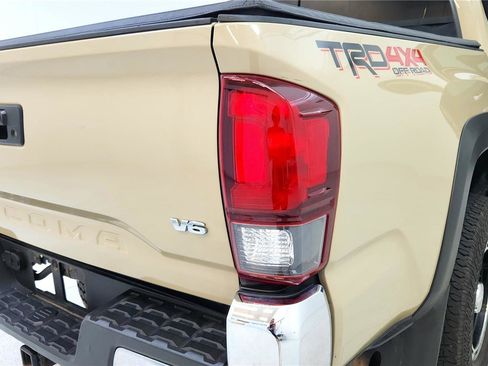 Used 2018 Toyota Tacoma TRD Off-Road AWD/4WD image 22