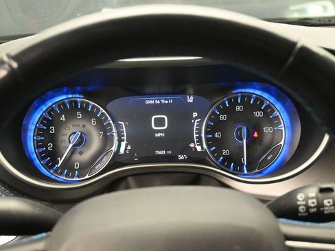 Used 2021 Chrysler Pacifica Touring-L w/ Uconnect Theater Family Group FWD image 12