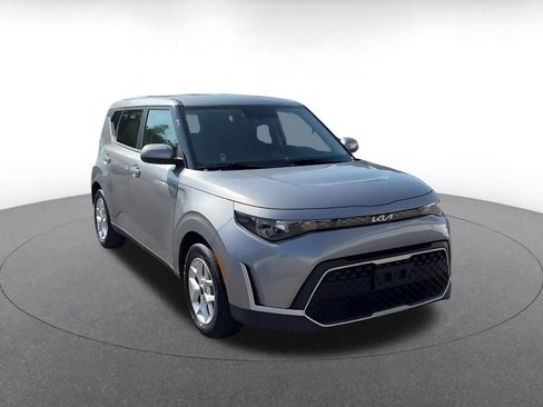Used 2025 Kia Soul LX w/ LX Technology Package FWD image 2