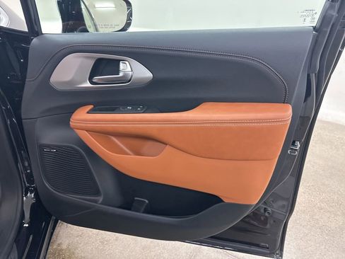 New 2026 Chrysler Pacifica Pinnacle AWD/4WD image 17