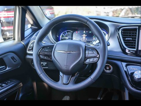 Used 2022 Chrysler Pacifica Limited w/ Uconnect Theater Family Group FWD image 17