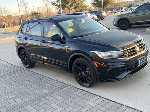 Certified 2022 Volkswagen Tiguan SE R-Line image 2