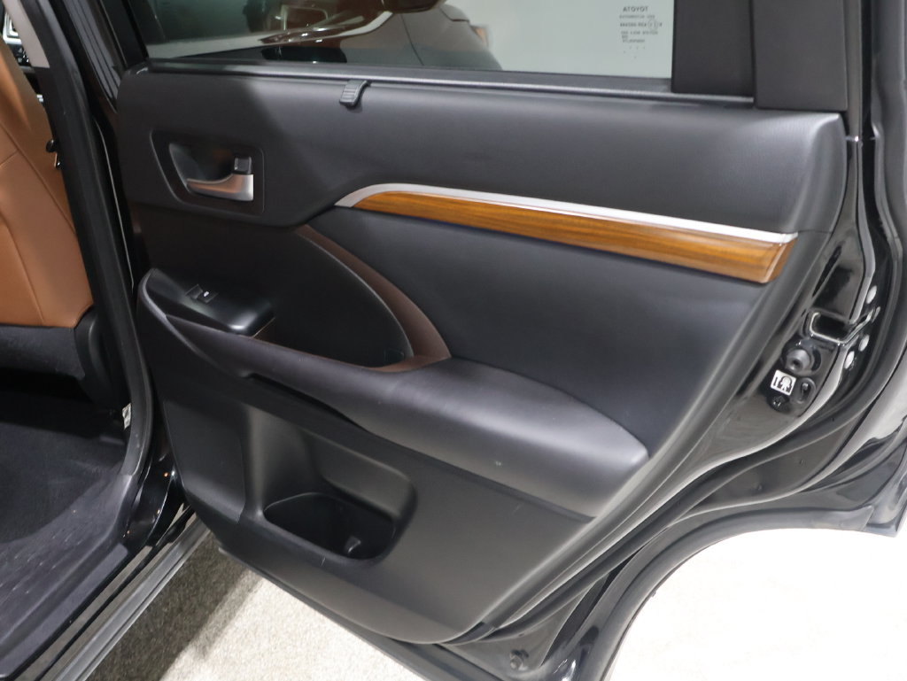 Used 2017 Toyota Highlander Limited AWD/4WD image 23