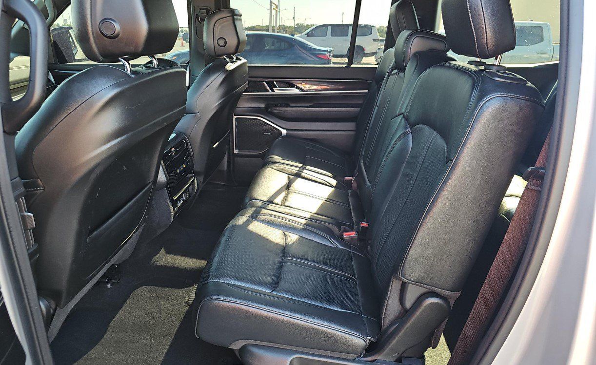 Used 2023 Jeep Wagoneer 4WD image 10