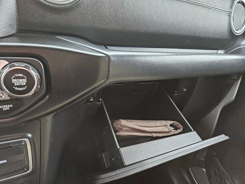 Used 2018 Jeep Wrangler Unlimited Sahara image 19