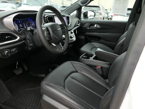 Used 2025 Chrysler Voyager LX image 9