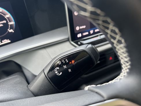 Used 2026 Volkswagen Tiguan SE FWD image 42