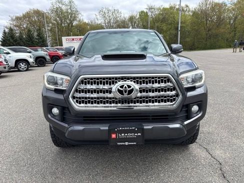 Used 2017 Toyota Tacoma TRD Sport w/ Tow Package (A/T) AWD/4WD image 4