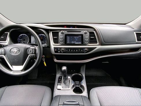 Used 2019 Toyota Highlander LE AWD/4WD image 16