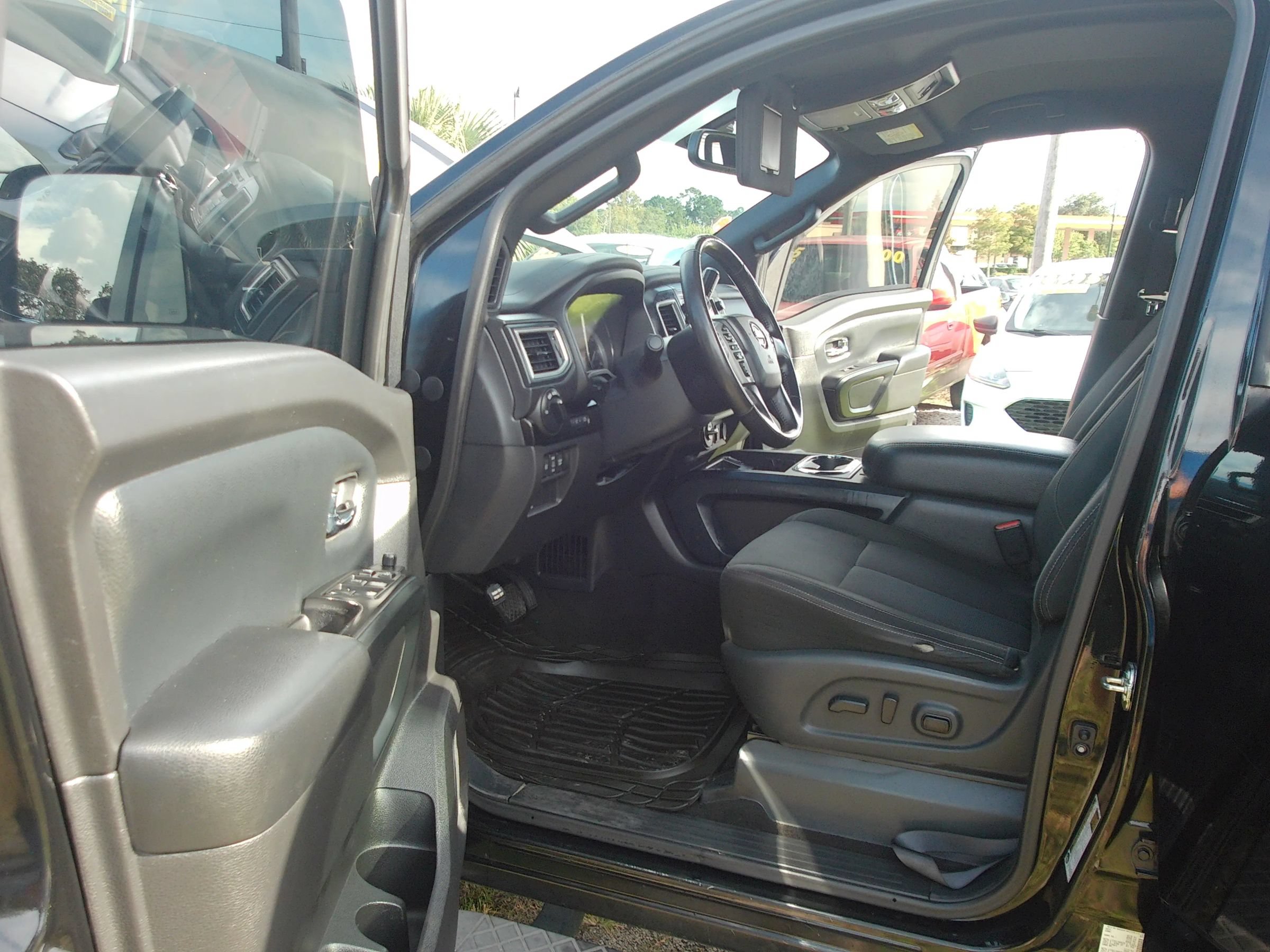 Used 2018 Nissan Titan SV w/ SV Convenience Package AWD/4WD image 10