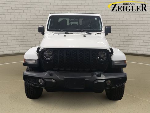 Used 2022 Jeep Gladiator Sport image 2