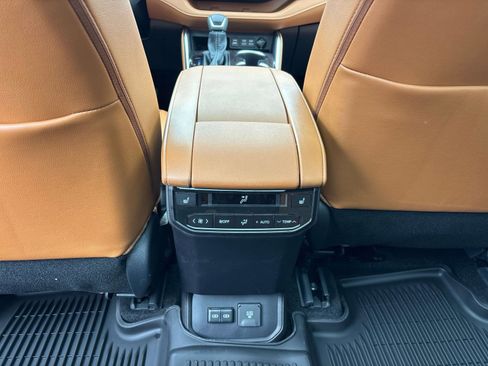New 2026 Toyota Highlander Platinum image 9