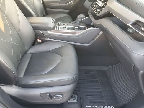 Used 2020 Toyota Highlander Platinum image 16