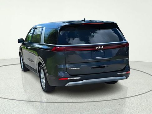 Used 2023 Kia Carnival LX FWD image 4