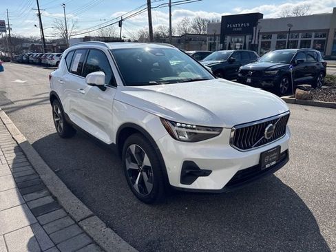 Used 2025 Volvo XC40 B5 Plus AWD/4WD image 7