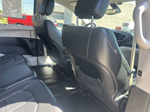 Used 2017 Chrysler Pacifica Touring-L w/ Tire & Wheel Group FWD image 37