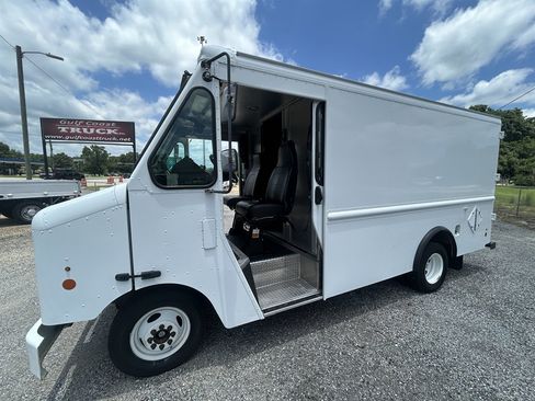 Used 2016 Ford E-350 and Econoline 350 Super Duty w/ A/C Prep Package RWD image 1
