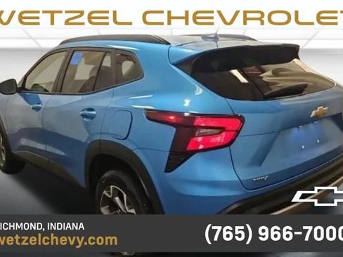 Used 2025 Chevrolet Trax LT FWD image 2