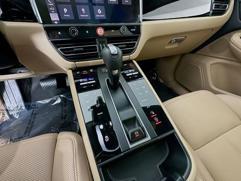 Used 2025 Porsche Macan image 19