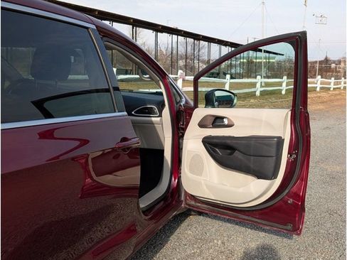 Used 2018 Chrysler Pacifica LX FWD image 11