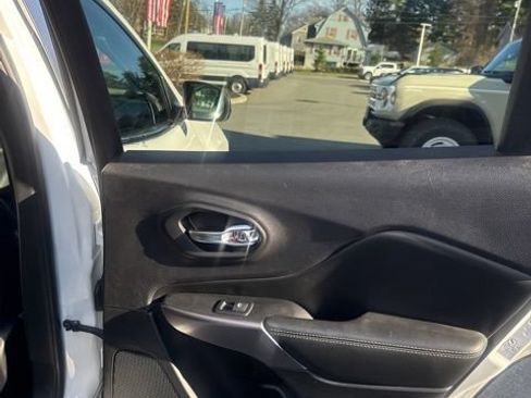 Used 2019 Jeep Cherokee Limited AWD/4WD image 23