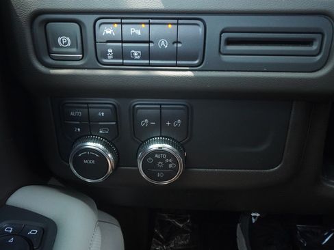 Used 2024 GMC Yukon XL SLT w/ SLT Premium Package AWD/4WD image 12