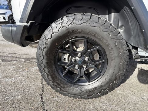 Used 2024 Jeep Wrangler Unlimited AWD/4WD image 32