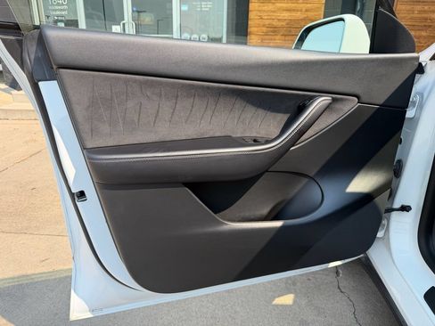 Used 2022 Tesla Model Y Long Range AWD/4WD image 19