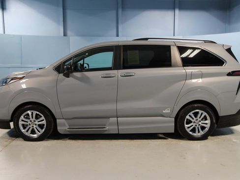 Used 2023 Toyota Sienna XSE image 33