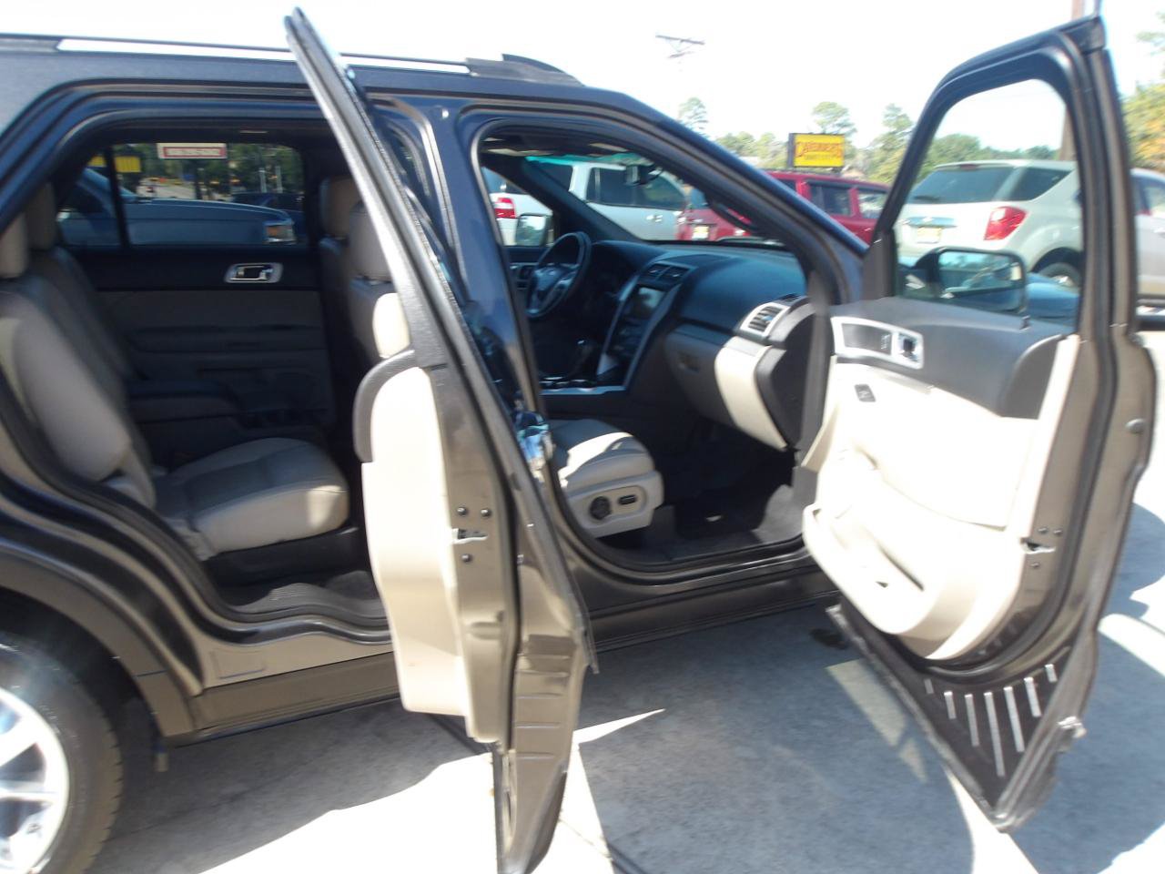Used 2015 Ford Explorer XLT w/ Equipment Group 202A FWD image 6
