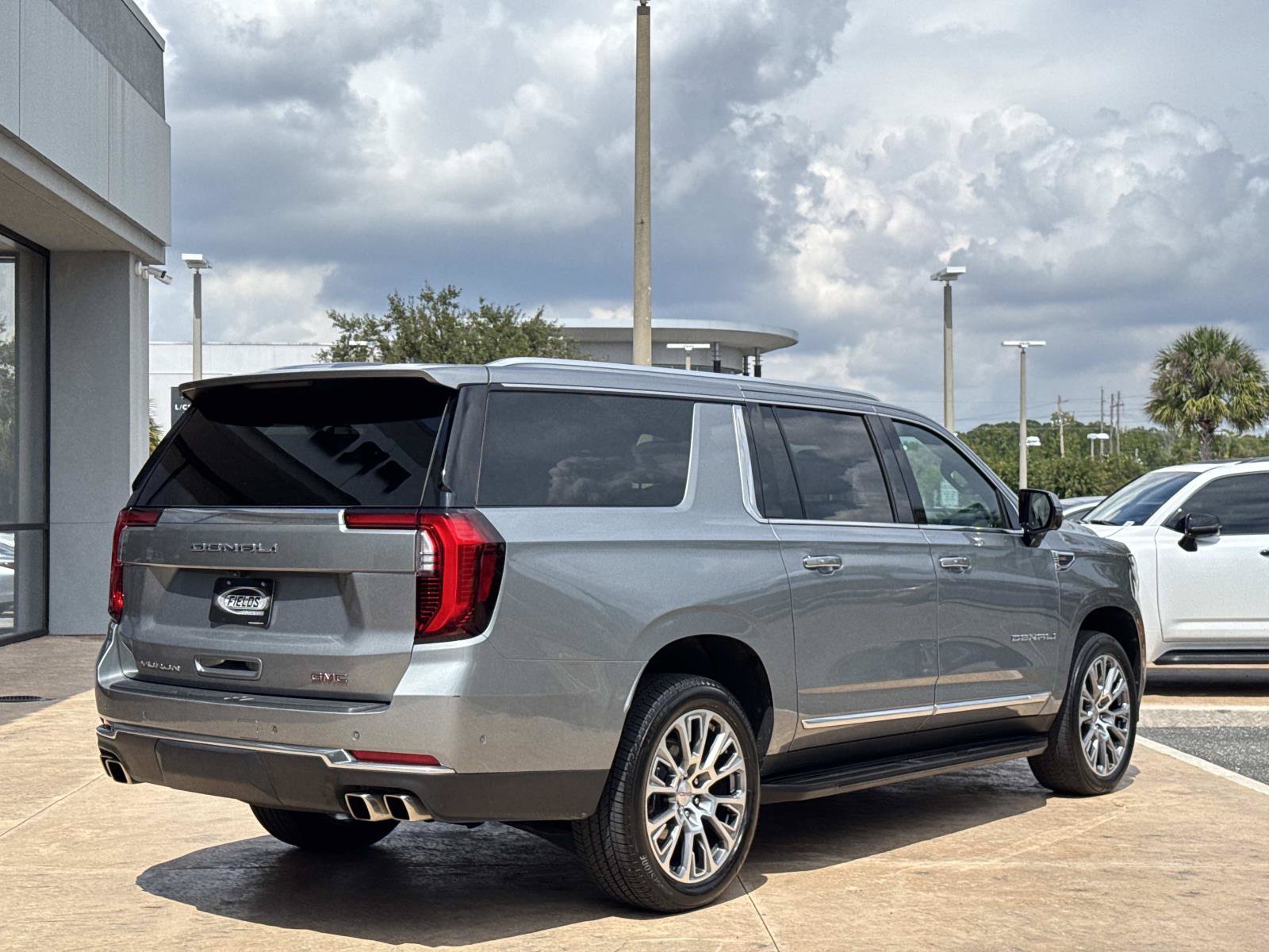 Used 2025 GMC Yukon XL Denali AWD/4WD image 3