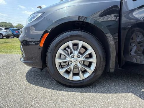 Used 2023 Chrysler Pacifica Touring-L AWD/4WD image 25