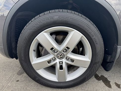 Used 2012 Volkswagen Touareg TDI image 11