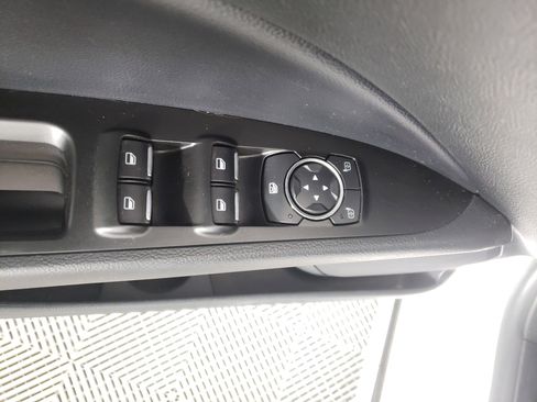 Used 2017 Ford Fusion SE w/ Fusion SE Technology Package image 9