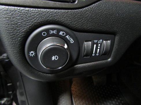 Used 2022 Jeep Cherokee Trailhawk AWD/4WD image 22