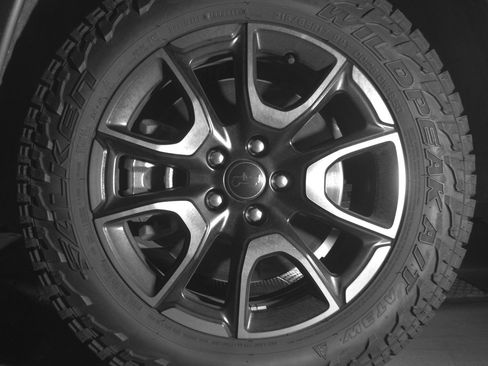 Used 2025 Jeep Compass Trailhawk image 12